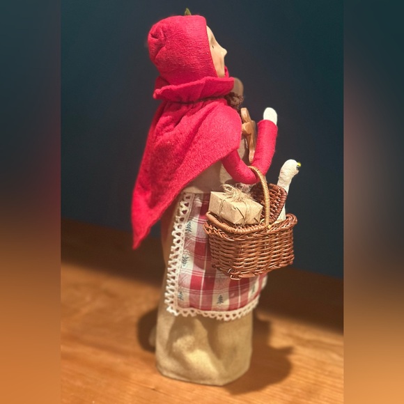 EUC Vintage BYERS' 1995 Woman Shopper with Goose, Gingerbread, Apples & Bread - Picture 5 of 10